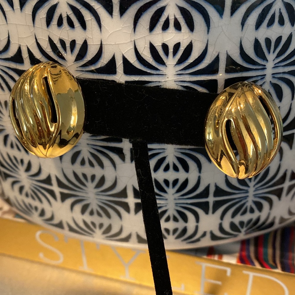 VINTAGE GOLD TONE EARRINGS